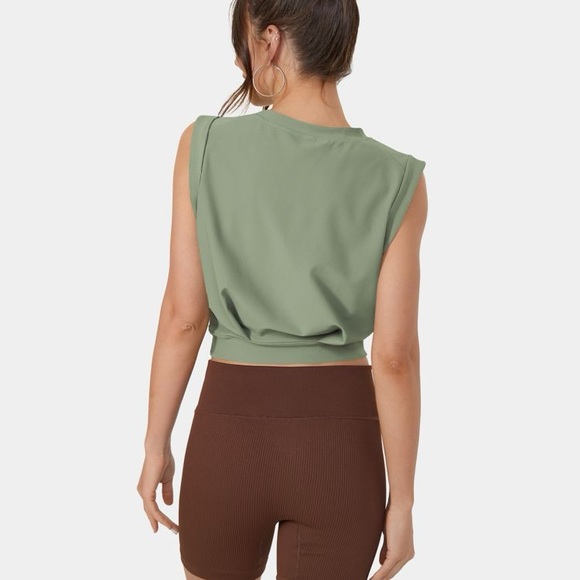 HALARA | Patitoff Flow Pet Hair Resistant Crew Neck Sleeveless Crop Yoga Tank - Picture 3 of 3